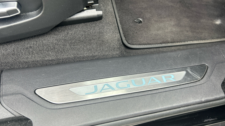 Jaguar F-Pace 2.0 D200 R-Dynamic SE 5dr Auto AWD Diesel Estate